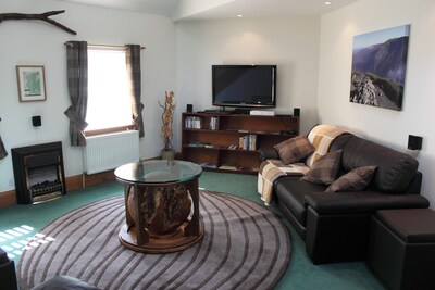 Pine Lodge - Modern, luxurious, and ideally situated cottage.