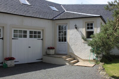 Pine Lodge - Modern, luxurious, and ideally situated cottage.