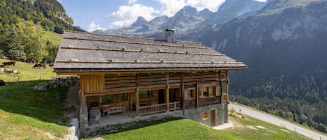 Face Ouest avec jardin terrasse face à la chaîne des Aravis