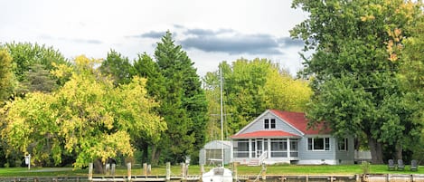 Charming Cottage on a quite creek of the Chesapeake Bay with private pool.