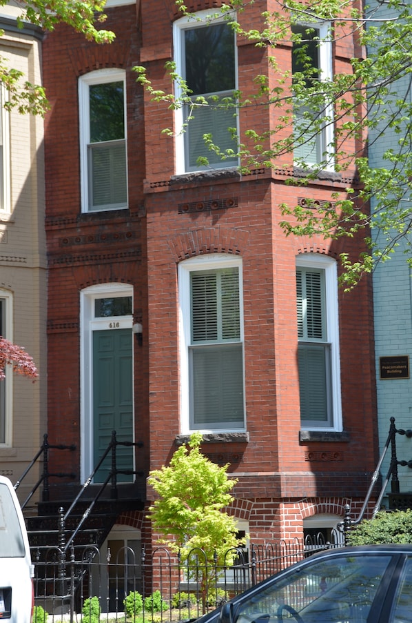 1890s Victorian at Eastern Market on Capitol Hill - First Level Suite