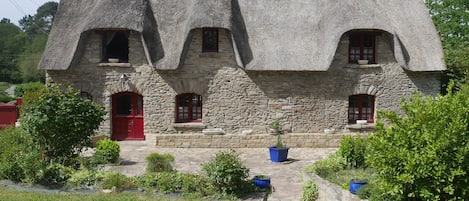 Vue sur l'entrée et la terrasse depuis le grand jardin