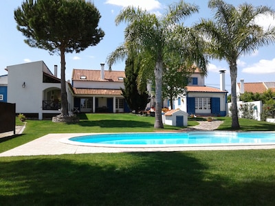 Family House, halfway Lisbon/Fatima, lovely garden, private pool