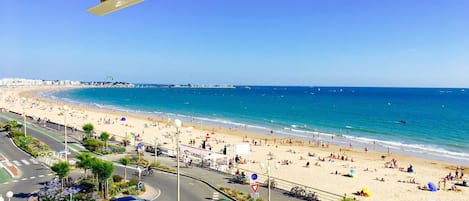 Du balcon, profitez d'une vue imprenable sur toute la baie.