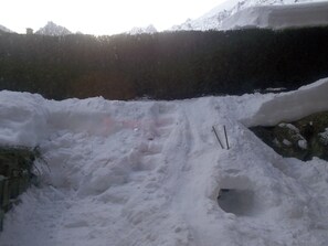 enneigement  de la terrasse l'hiver : agréable pour les  jeux des jeunes enfants