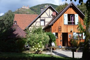 vue d'ensemble Gîte/châteaux + une place de parking et jardin privatif