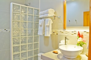 Coral suite bathroom.