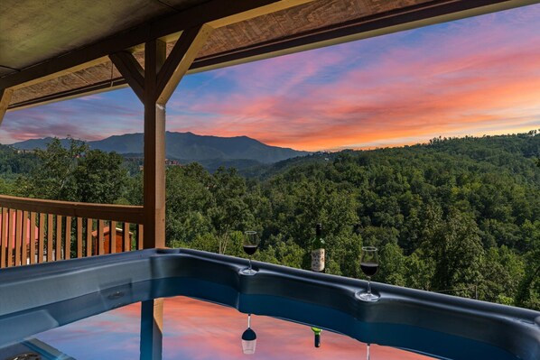 Make this a vacation to remember at Scenic Hideaway cabin.
