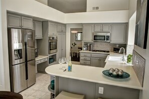 Fully remodeled kitchen, high end Bosch appliances. Fully equipped for cooking