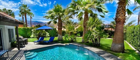 Desert Rock Oasis: large, private backyard with saltwater pool & mountain views 