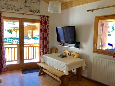 Modern 3 bed apartment. 3 min walk from ski lifts and trail walks.