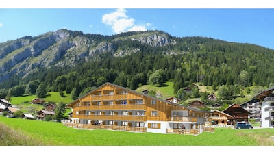 Modern 3 bed apartment. 3 min walk from ski lifts and trail walks.