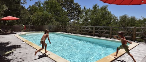 Piscine chauffée, vue panoramique sur la vallée de la Dordogne