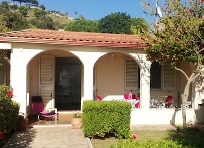 Villa "Casa di Ale", Capo Vaticano, con vistas a las costas de Calabria y Sicilia.