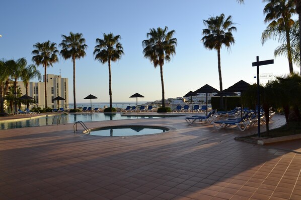 Vue piscine et mèr