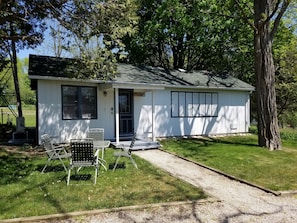 Front view of the cottage.