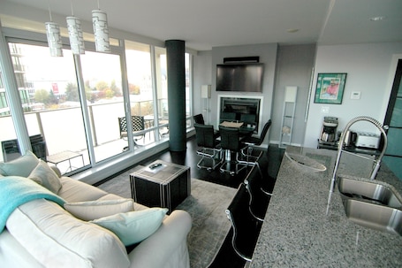 Living room: QUEEN size pullout couch, dining room seats 6, relaxing area! WiFi