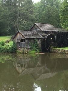 Perfect Getaway off the BR Parkway. Close to Mabry Mill, views, and wineries