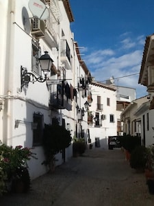 Central house in Altea on the seafront, with wifi and air conditioning.