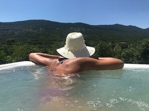 Outdoor spa tub