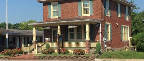 Front view. 2nd floor apartment. Currently no one downstairs.