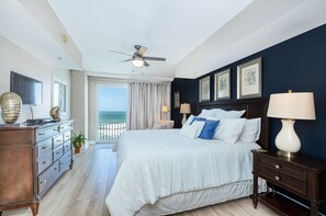 Direct oceanfront master bedroom with 8' sliding door, king bed, en suite master