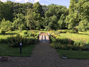 Blick auf "die Insel", unser von Kanälen begrenzter Obstgarten