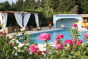 Piscine avec salon de jardin et transats