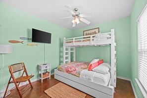 Guest bedroom with Queen Bottom Bunk, Double Trundle and Top Bunk Twin size beds