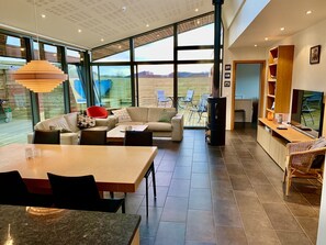 Open Living room / Kitchen with a large porch outside and a hot tub