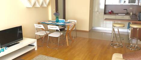 Anna's Home- fully furnished with natural wooden floor and modern design!