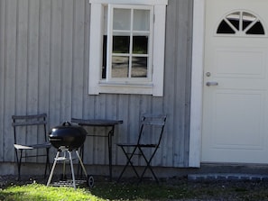Outside sitting and BBQ