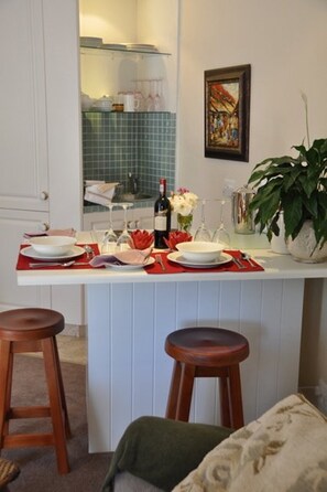 Cottage lounge with kitchen Kitchen fully equipped with complimentary
hot beve.