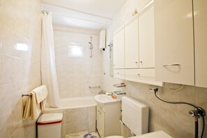 Fully equipped bathroom with washing machine