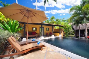 Jendela di Bali's beautiful wet-edge pool: Enjoy the sun or relax on a day bed.