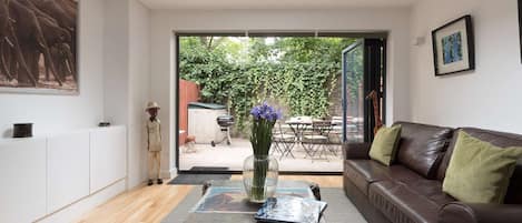 Ground floor 2nd reception room leading onto the garden. Bifolding doors.