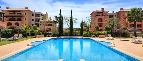 2 amazing swimming pools including childrens pool, sun beds and shades. Pool Bar