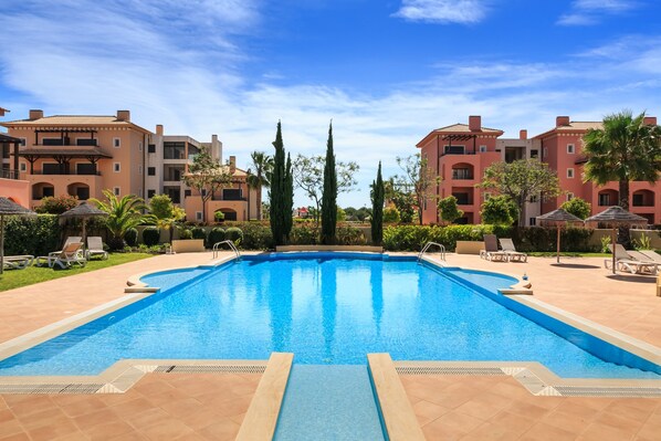 2 amazing swimming pools including childrens pool, sun beds and shades. Pool Bar