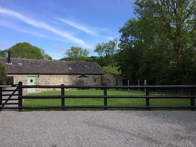 Casa de piedra de un solo piso cerca de Llanrhystud, entre Aberystwyth y Aberaeron.