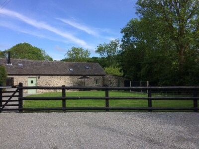 Casa de piedra de un solo piso cerca de Llanrhystud, entre Aberystwyth y Aberaeron.