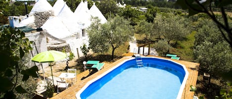 Swimming pool on the rear garden