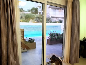 The livingroom large door, overlooking the overfloating pool with the watefall
