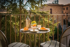 Balcony - Relax and have breakfast as the sun rises over the medieval hill town