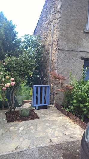 Behind the blue gate the terrace opens up with a spetacular view
