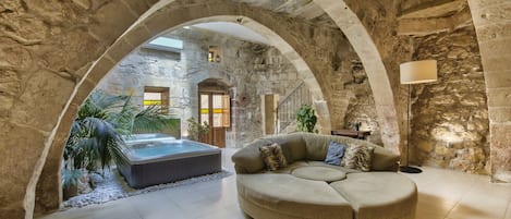 Living room with jacuzzi