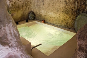 Indoor spa tub