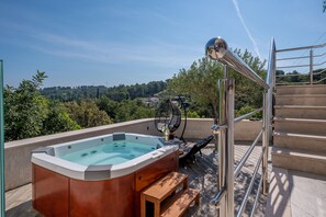 Bañera de hidromasaje al aire libre