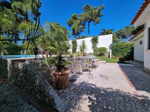Baksidan av huset med privat trädgård och pool.