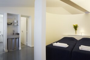 Second bedroom with two singles beds. Can be transformed in a queen size bed.