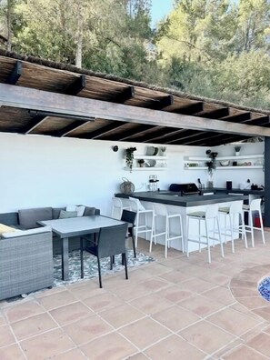 Outside bar/kitchen with dishwasher, Nespresso machine dish washer BBQ